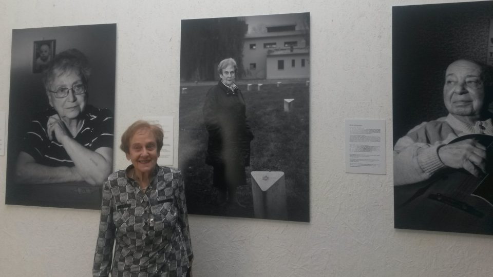 Jedna z přeživších, Doris Grozdanovičová, u své fotografie 