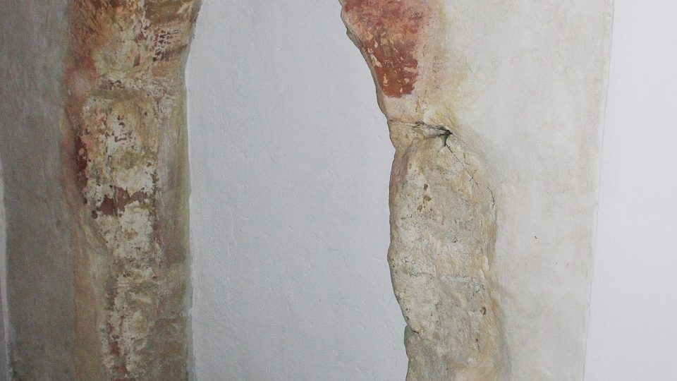 Dveřní portál z bývalého klástěra uvnitř kostela v Kláštěrci