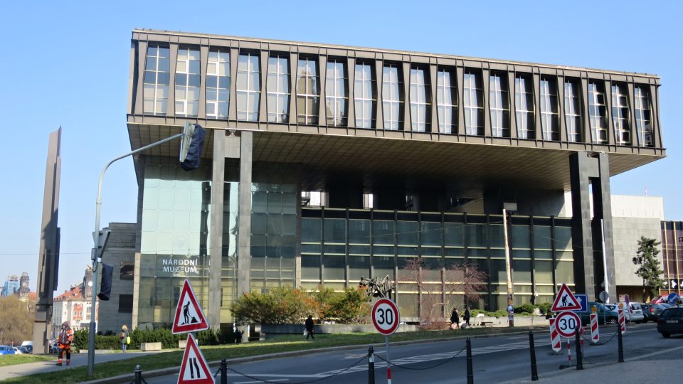 Nová budova Národního muzea. Pohled z Václavského náměstí od Historické budovy Národního muzea
