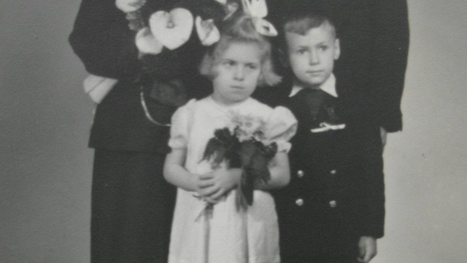 Gertrudina svatba s Jaroslavem Starým, Ingrid a Pavel, asi v roce 1950