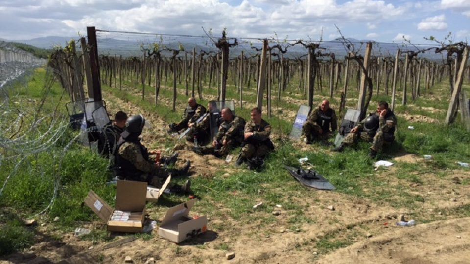 Policisté odpočívají na řecko-makedonské hranici nedaleko tábora Idomeni