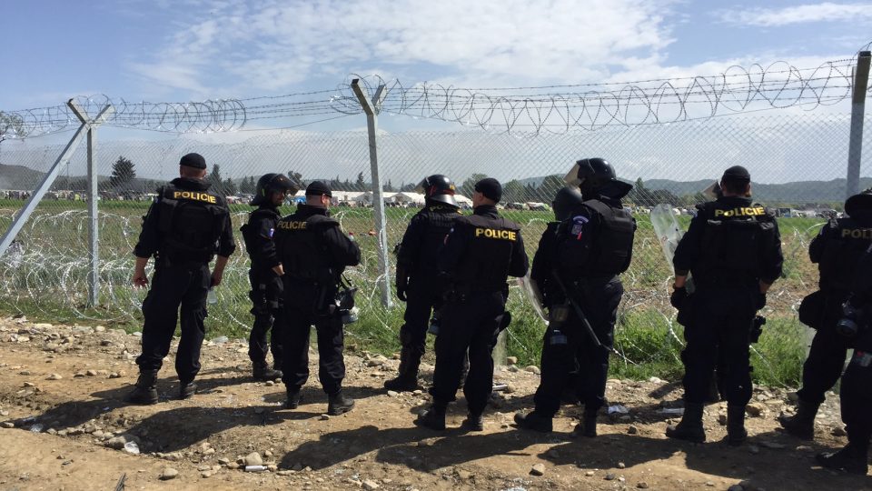 V pohotovosti byli také čeští policisté, kteří pomáhají makedonským úřadům s ostrahou hranice