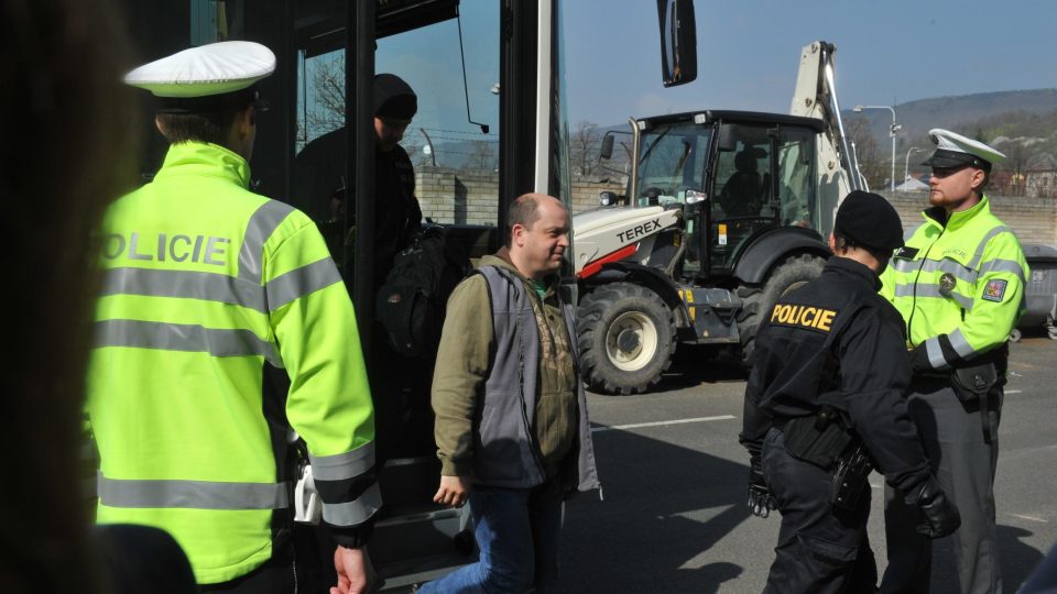 Zhruba tři desítky figurantů si zahráli na uprchlíky