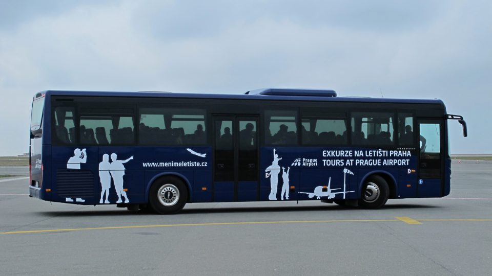 Účastníci exkurze se po letišti vozí autobusem