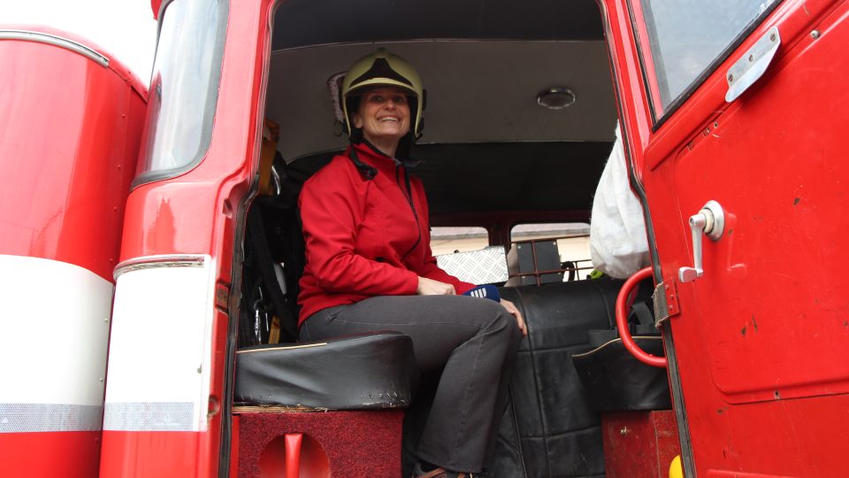 Redaktorka Dita Vojnarová si vyzkoušela, jak se jede v hasičském vozidle