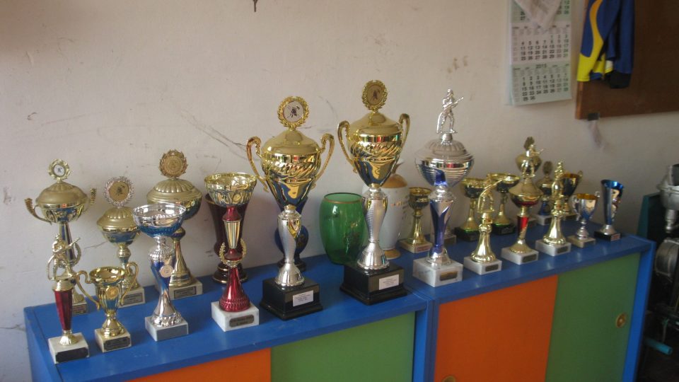 Část získaných pohárů ze soutěží
