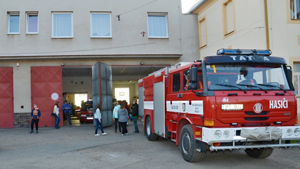 V inventáři mají mirošovští hasiči Tatru Terno dvojkové řady, která uveze 5 000 litrů vody, včetně další potřebné hasičské techniky.jpg