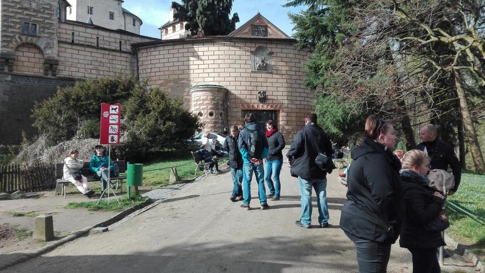Návštěvníci čekají na prohlídku zámku Frýdlant