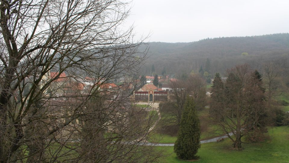 Park v Čechách pod Kosířem - pohled z věžičky k zámku 