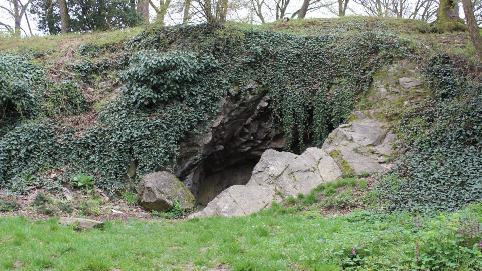 Jeskyně v zámeckém parku v Čechách pod Kosířem 