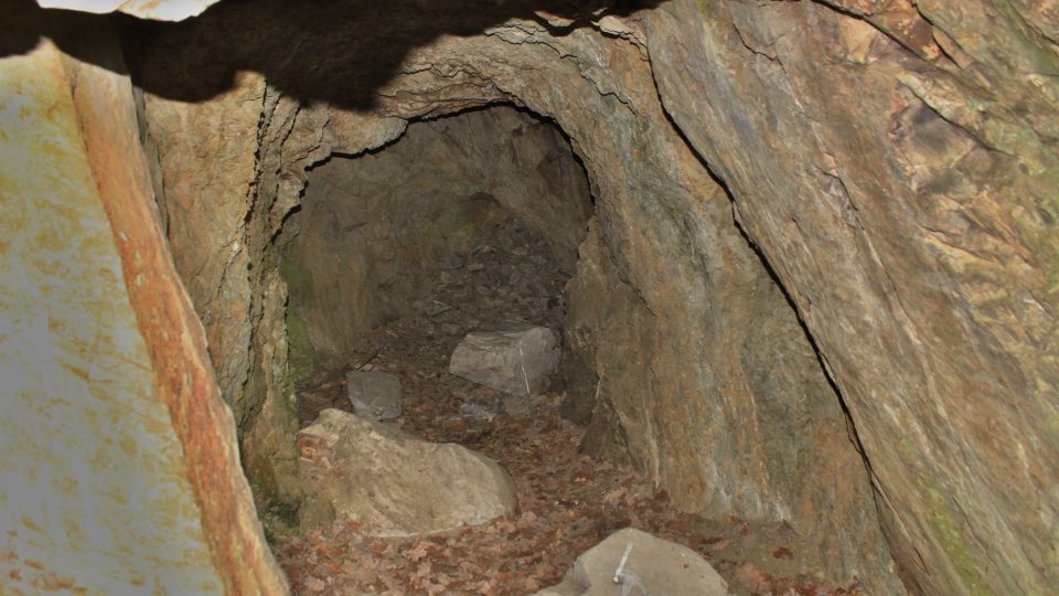Jeskyně v parku v Čechách pod Kosířem 