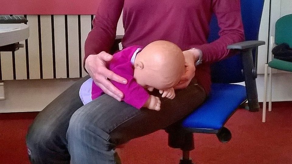 Správná manipulace s miminkem či batoletem - poloha pro odříhnutí