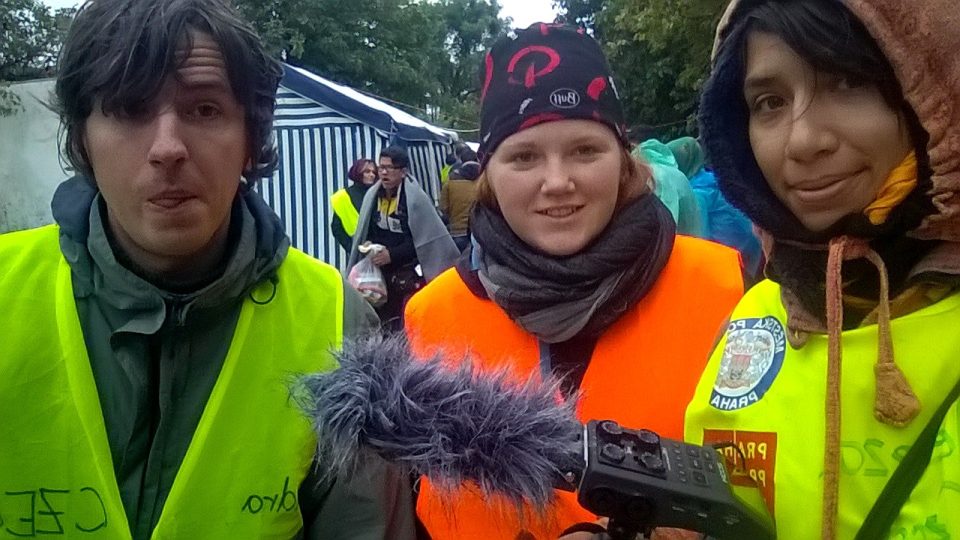 Autorka dokumentu Tereza Reková s kolegyní Šárkou na hraničním přechodu Bapská/Berkasovo