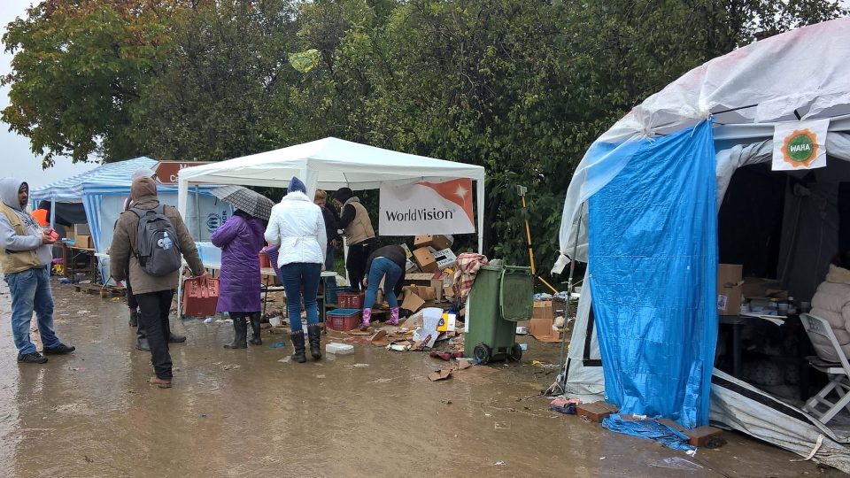 Přechod Bapská/Berkasovo byl složen z několika provizorních stánků, které sloužily jako zázemí pro Lékaře bez hranic, UNICEF, UNHCR, Červený kříž a další