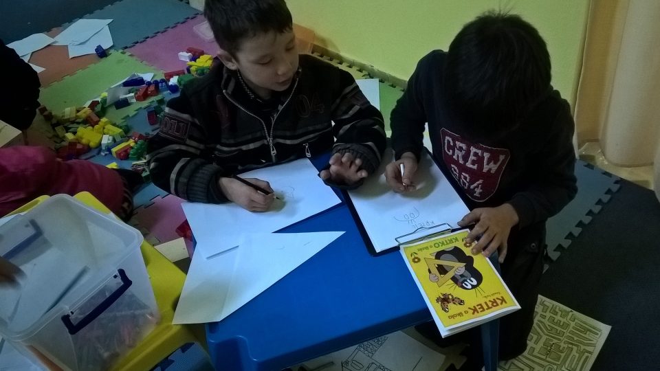 Syrské děti ve volném čase překreslovaly i českého Krtečka