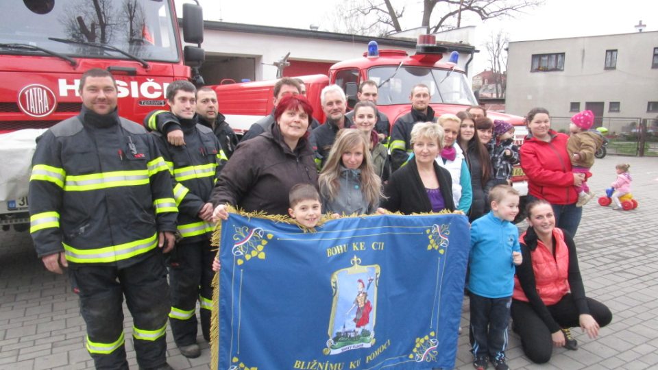 Prapor má svůj rub i líc, proč se nevyfotit ještě alespoň jednou? Prapor má svůj rub i líc, proč se nevyfotit ještě alespoň jednou?