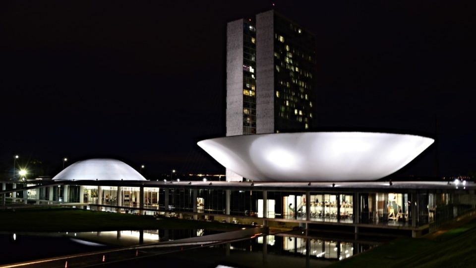 Brazilský parlament, architekt: Oscar Niemeyer. Nalevo pod pokličkou sídlí dolní komora, napravo v míse pravá komora.