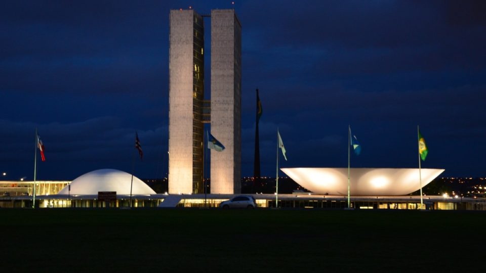 Takto vystupuje v noci ze země budova brazilského kongresu na konci takzvané monumentální osy města Brasília