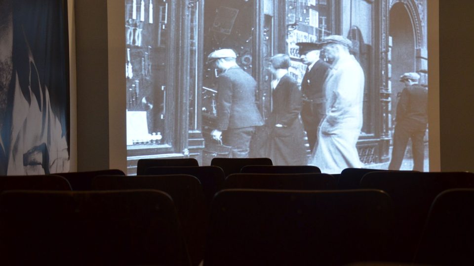 V malém kině, které je součástí výstavy Pražské biografy, promítají několikaminutové snímky