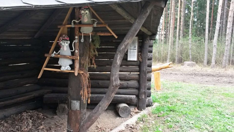 Součástí stezky jsou dřevěné sochy pohádkových bytostí