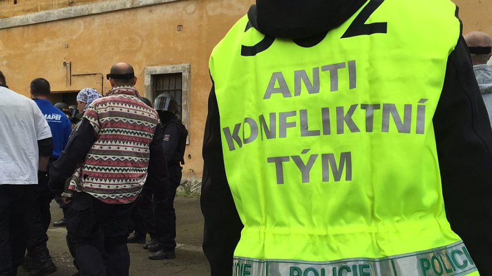 Policejní pořádkové jednotky. Převahu policisté mají hlavně díky pravidelnému a tvrdému výcviku. Na jedno cvičení vás zavedeme do Josefova 