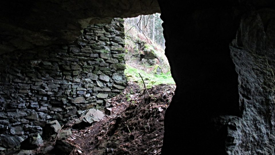 Některá místa jeskyně v minulosti podepřeli