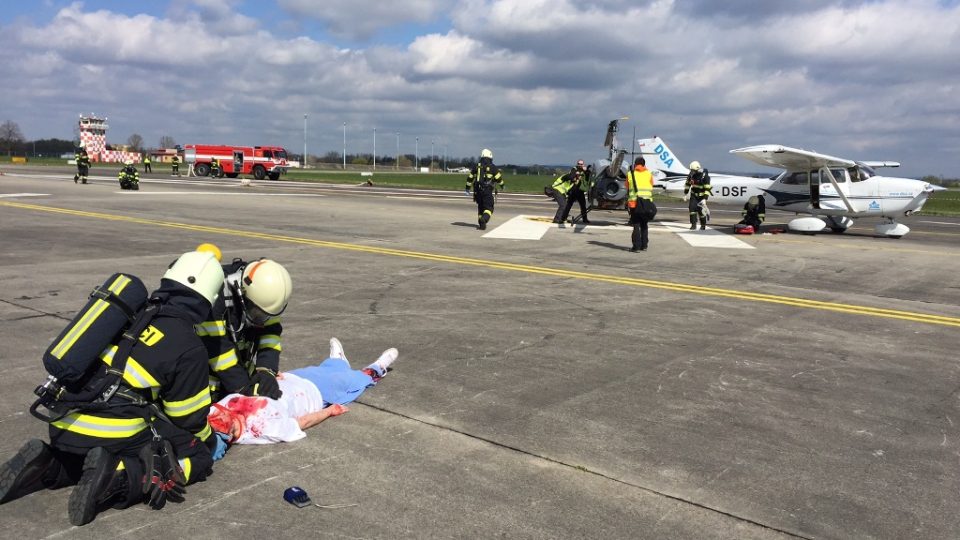 Hasiči, záchranáři a policisté na letišti v Hradci Králové nacvičovali zásah při srážce vrtulníku a letadla