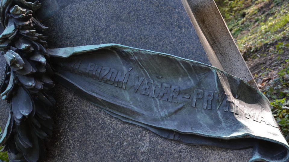 Detail stuhy věnce na pomníku Karla Hynka Máchy na Petříně