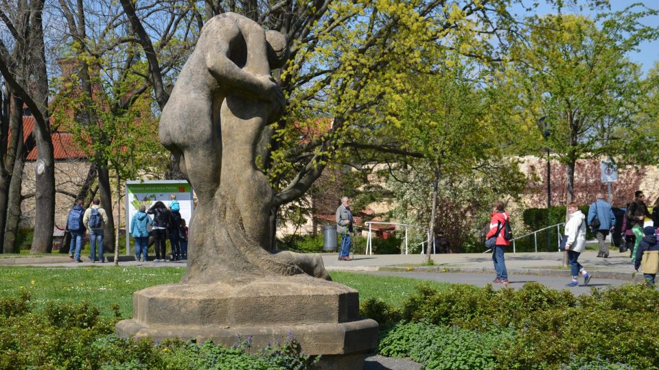 U horní stanice lanovky objevíte Mařatkovo sousoší nazvané Polibek