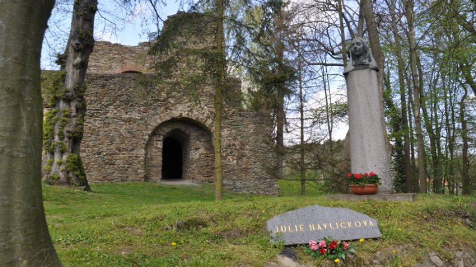 Památník manželky Karla Havlíčka Borovského Julie (rozené Sýkorové) před tvrzí v rodných Svojšicích