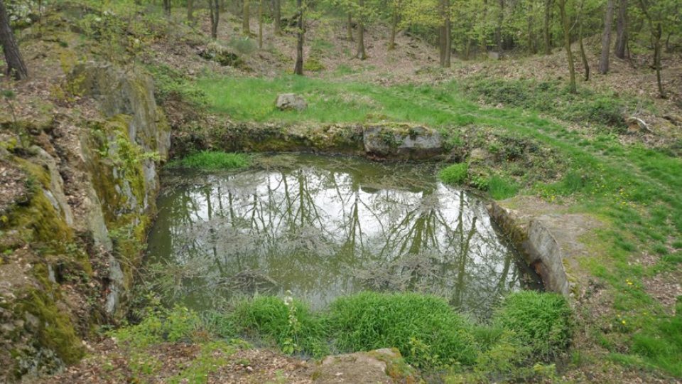 Jeden ze zatopených lomů u Raškovic se jmenuje Bezedná jáma