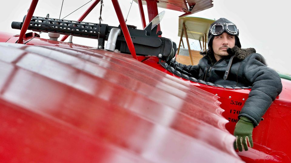 Robert Stejskal se v současnosti prohání ve vzduchu jako Rudý Baron v trojplošníku z 1. světové války