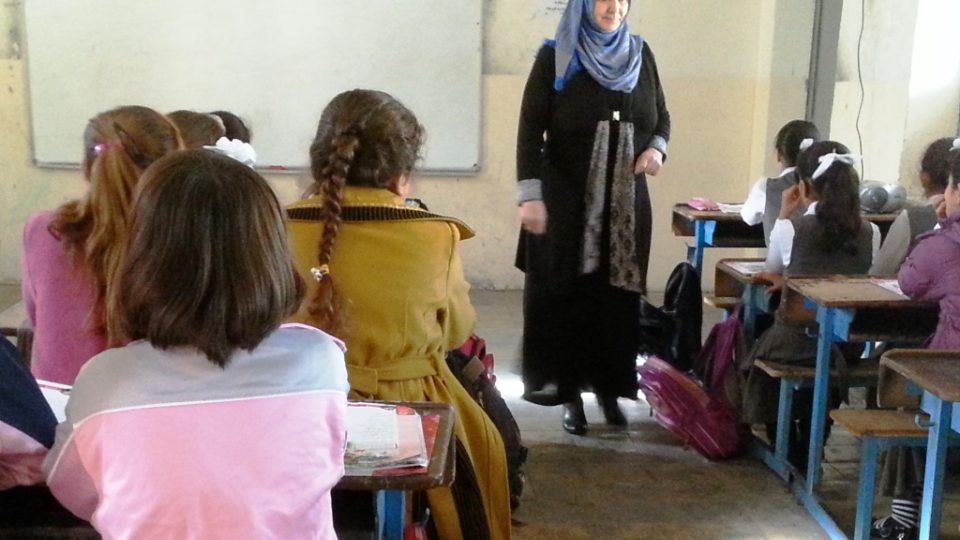 Žáci 4. třídy na hodině arabštiny v kurdské autonomní oblasti Arbíl v Iráku