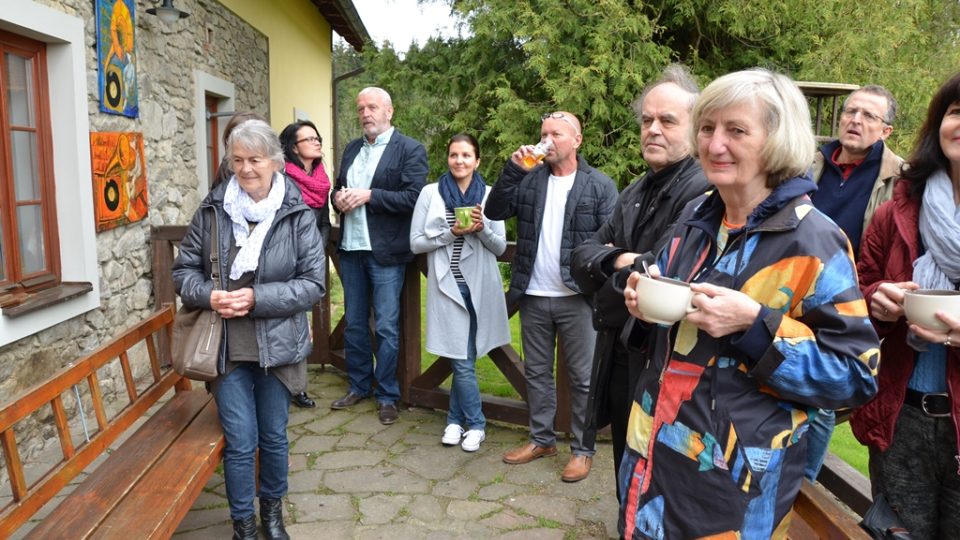 Obrazy malíře Hynka Fuky ozdobily na jeden den fasádu Lesovny Žofín v Novohradských horách