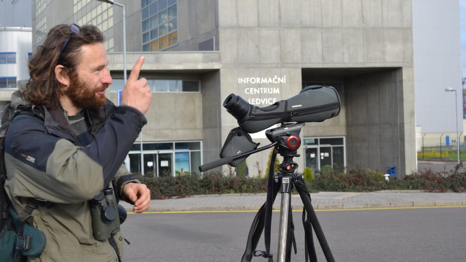 Ornitolog Václav Beran při pozorování