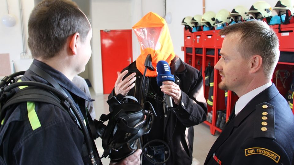 SDH Frymburk bojuje v soutěži Dobráci roku. Doplňkovou dýchací masku si při natáčení medailonku vyzkoušel i redaktor Zdeněk Zajíček