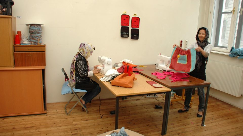 Textilní dílna v ubytovně pro uprchlíky ve Vídni