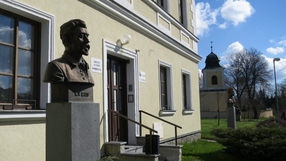 Galerie Antonína Slavíčka v Kameničkách sídlí v prostorách místní fary. V popředí busta K. V. Raise, jehož román Západ malíře inspiroval 