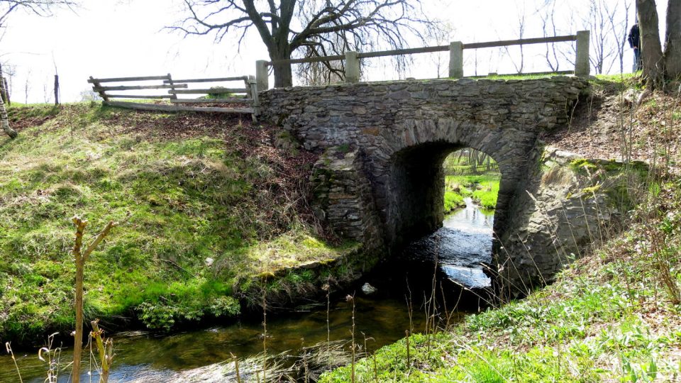 V Kameničkách se zachoval historický kamenný most přes řeku Chrudiimku