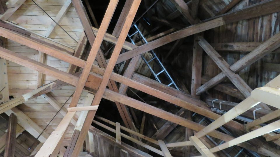 Dřevěná konstrukce vnitřku věžní špice