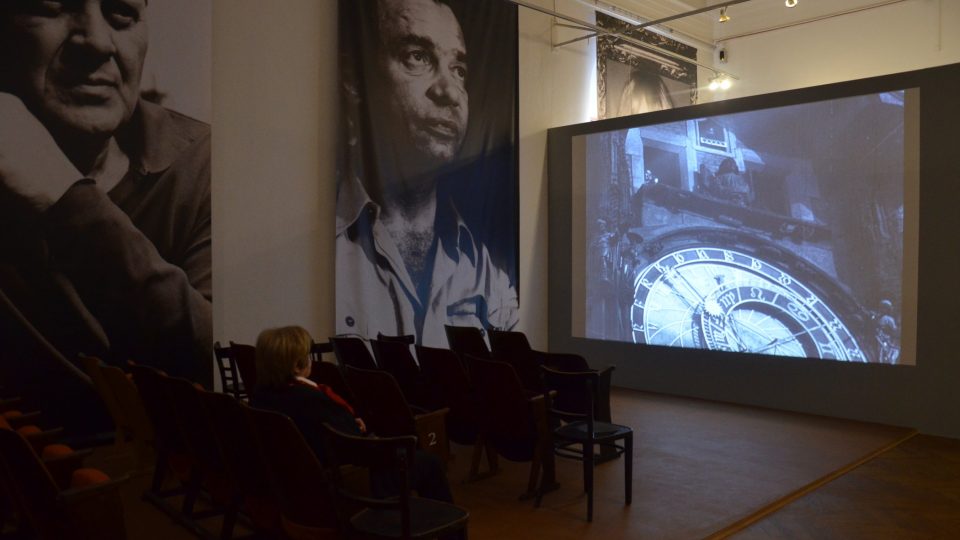 Na výstavě Pražské biografy můžete posedět v provizorním kině a shlédnout krátké černobílé snímky