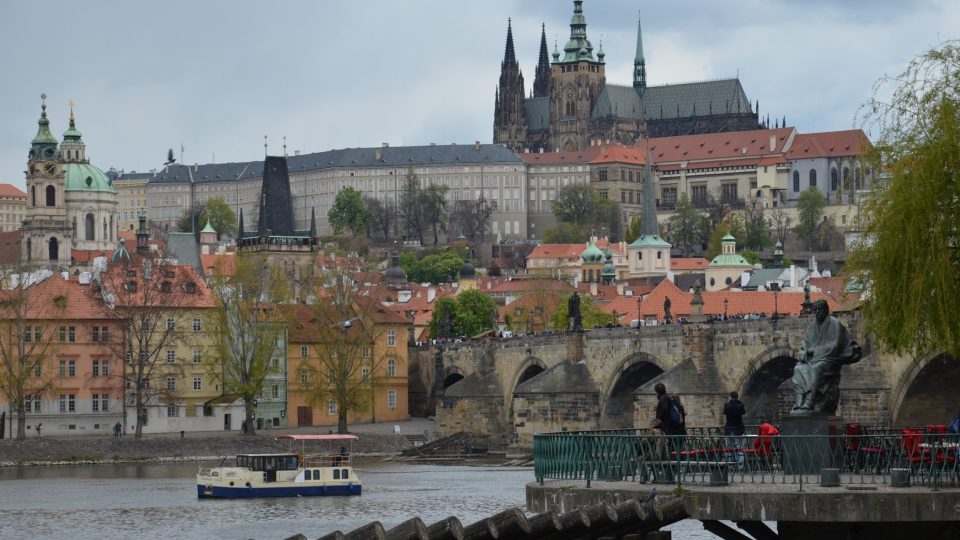 Po cestě z Karlova mostu na Staroměstské náměstí, v Karlově ulici, potkáte dům, ve kterém bývalo první stálé pražské kino