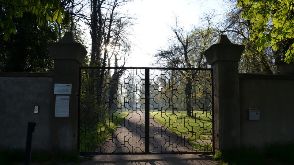 Tam někde za branami stojí zámeček Bon Repos u Předměřic nad Jizerou, podle něj si Dismas Šlambor zvolil své umělecké jméno