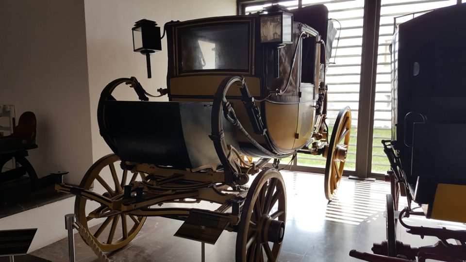 Luxusní kočár Landauer z počátku 19. století vystavuje Poštovní muzeum ve Vyšším Brodě