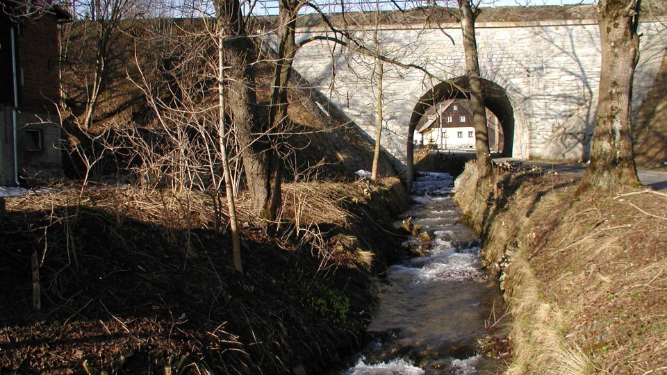 Železniční viadukt přes říčku Staříč v Horní Lipové