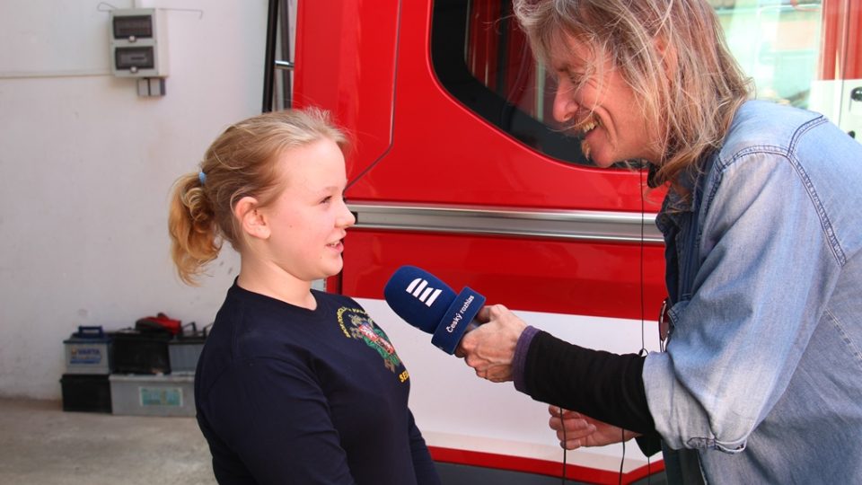 SDH Sedlice bojuje v soutěži Dobráci roku. Na snímku zástupkyně malých hasičů Magdalena Mazáčková