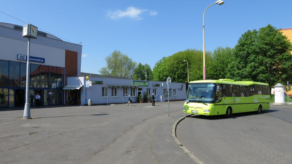 V současnosti slouží jako autobusové nádraží v Lovosicích volná plocha před vlakovým nádražím