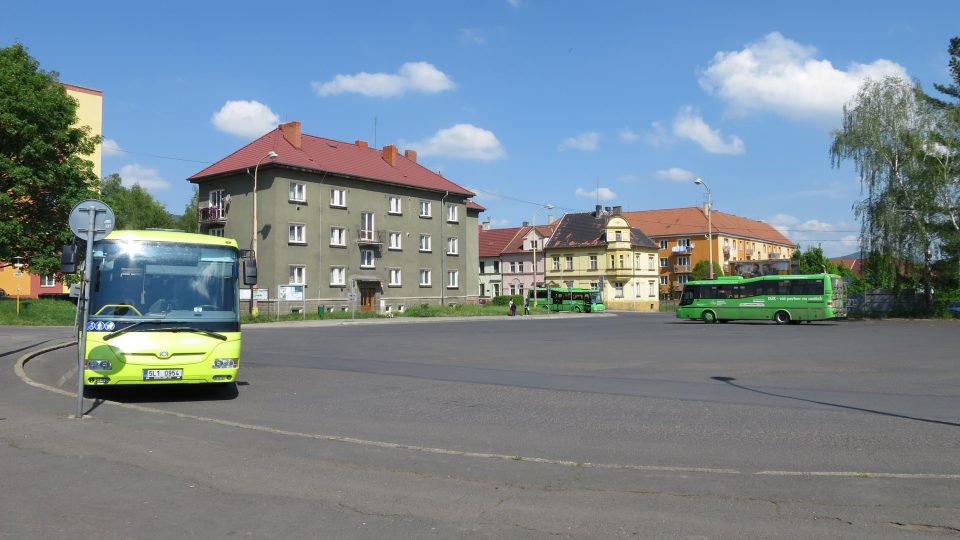 V současnosti slouží jako autobusové nádraží v Lovosicích volná plocha před vlakovým nádražím