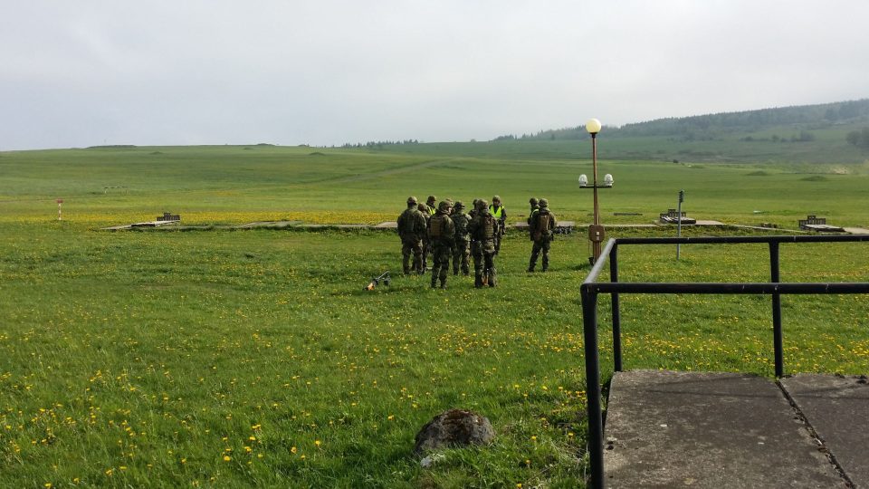 Na 1 500 vojáků trénuje v Doupovských horách střelby, taktický výcvik i přežití