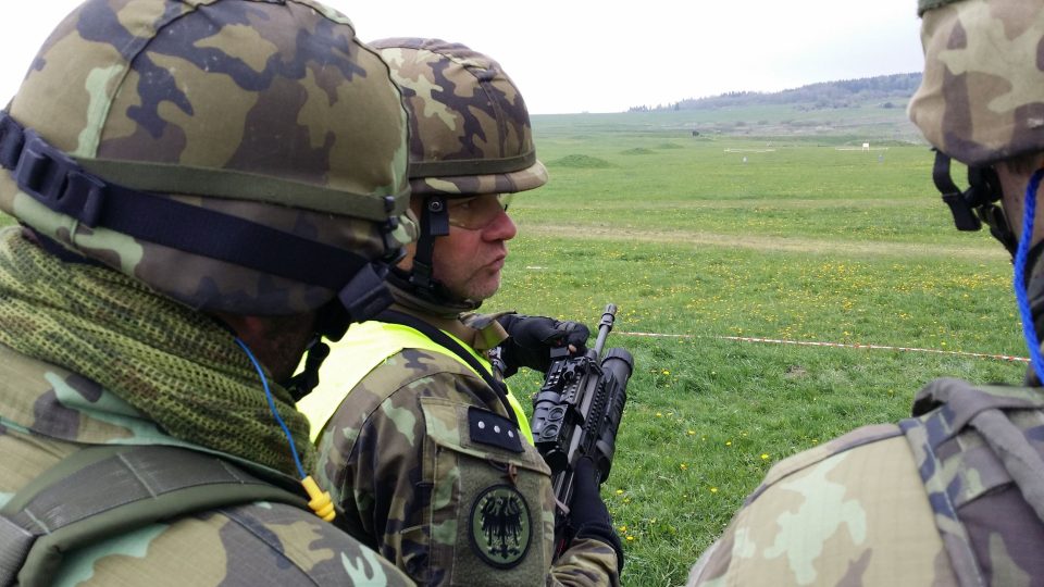 Na 1 500 vojáků trénuje v Doupovských horách střelby, taktický výcvik i přežití